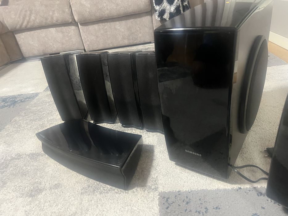 Sistema de som/ Home Cinema Samsung  Home Cinema HT-X250 5+1 com fios.  Tudo a funcionar sem problemas.