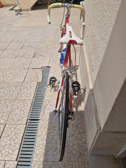 Bicicleta de estrada vintage em bom estado