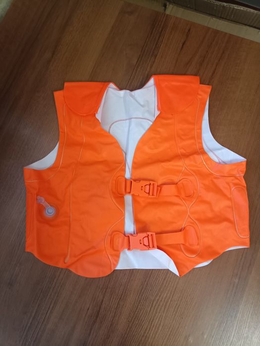 Продам жилет для плавання