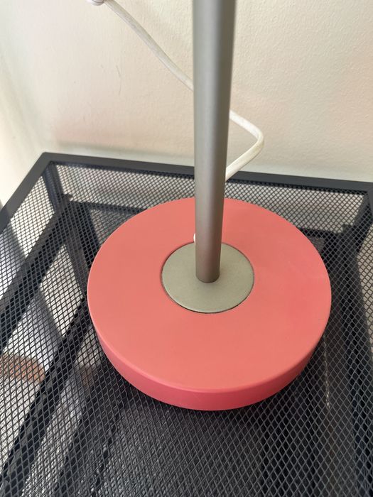 Cadeira IKEA com oferta de candeeiro