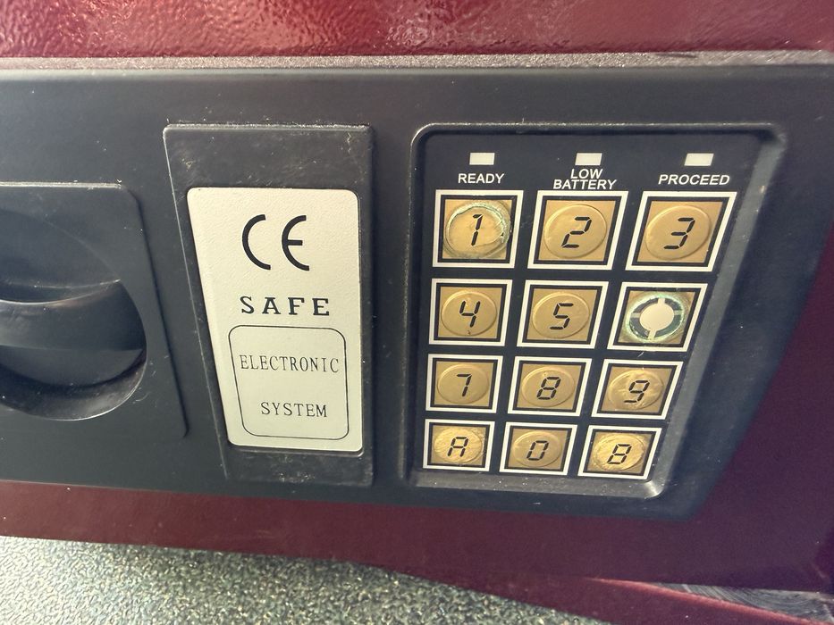 Сейф меблевий електронний