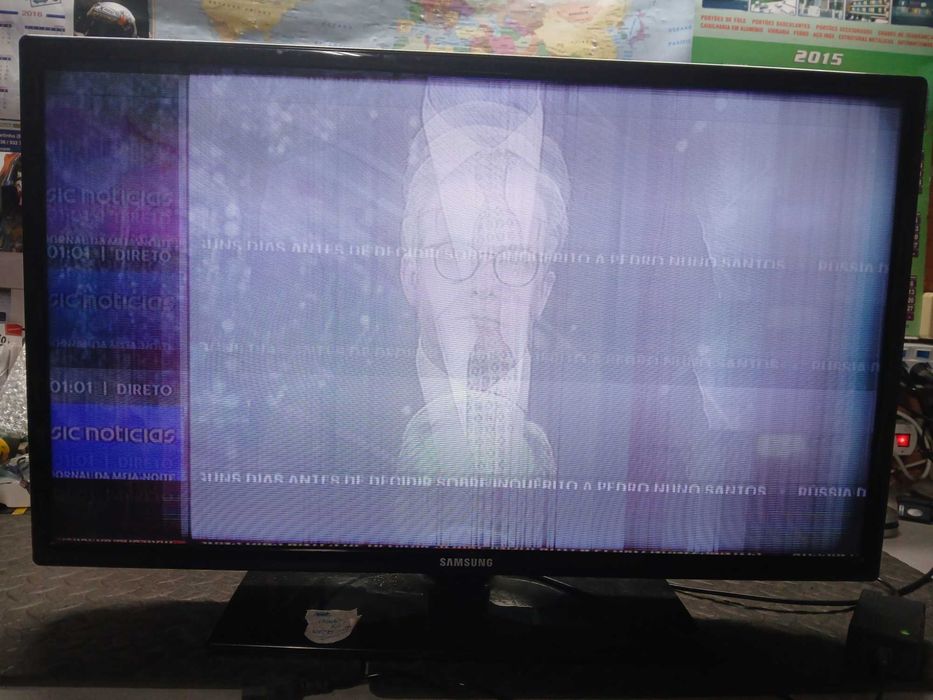 PEÇAS - TV LED 32" - Samsung UE32EH4000W - com Ecrã Danificado!!