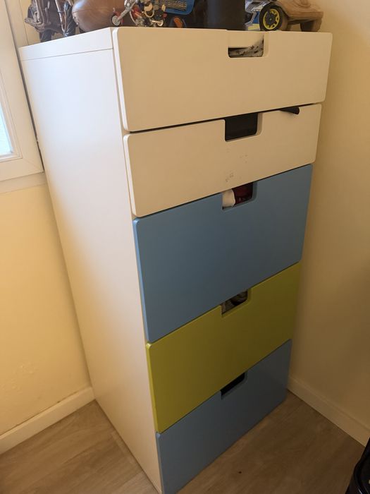 Cama com secretaria e modelus gavetas ikea