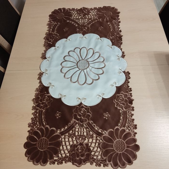 Brązowy bieżnik haftowany