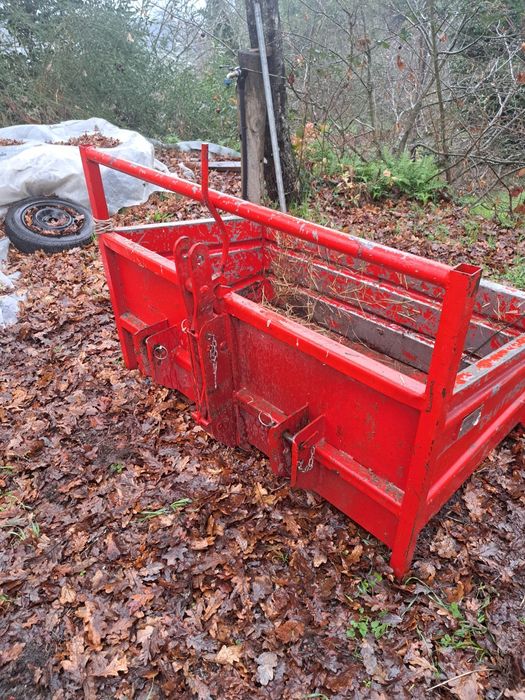 Varias alfaias agrícolas reboque