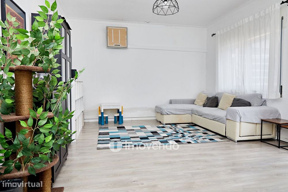 Andar de Moradia T2, com pátio generoso e garagem, em Évora