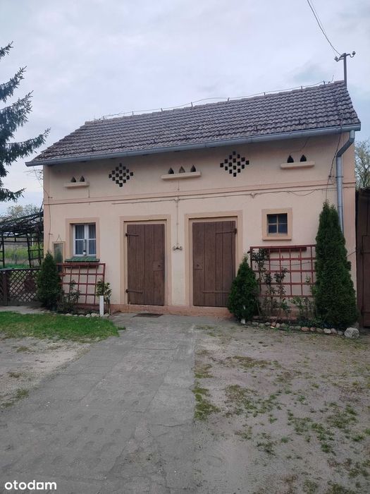 Przytulny dom z ogrodem .
