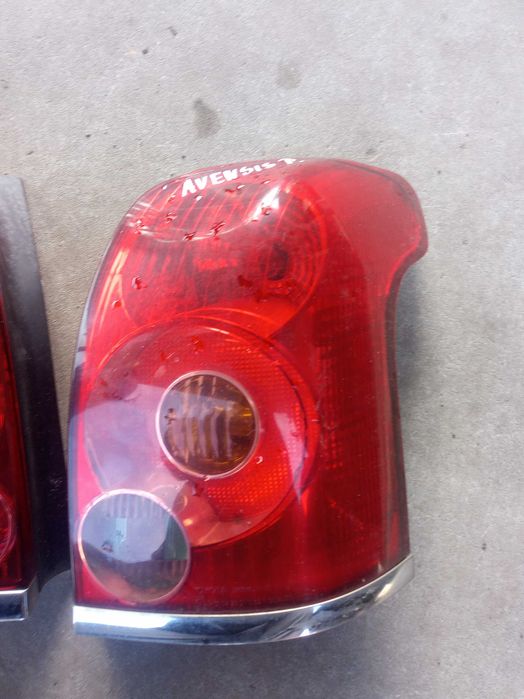 Avensis T25 kombi lampa tył Europa