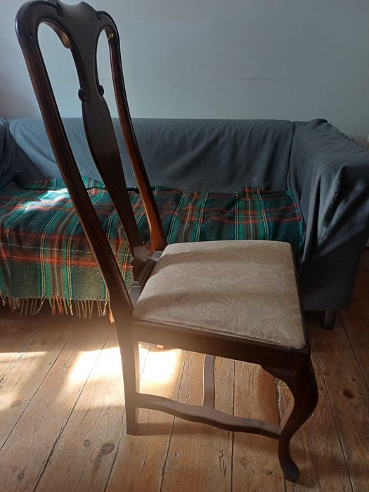 Conjunto mesa e cadeiras mogno
