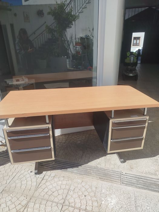 Secretária  em ferro com gavetas