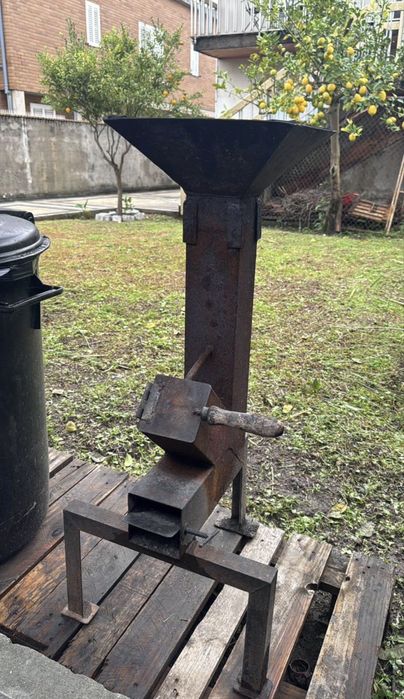 Fogão a lenha tipo Rocket + frigideira de ferro fundido