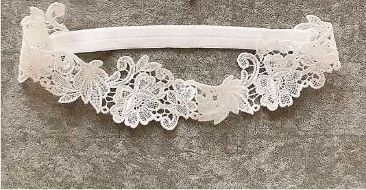 Podwiązka ślubna HAFTOWANA / KORONKOWA - biała