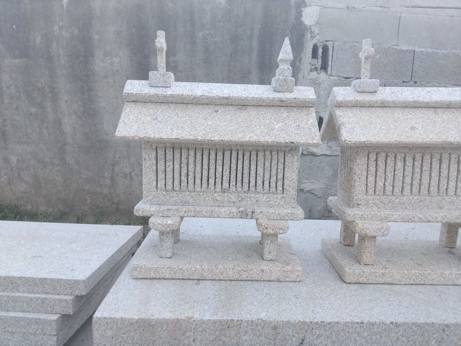 Espigueiros pequenos em granito