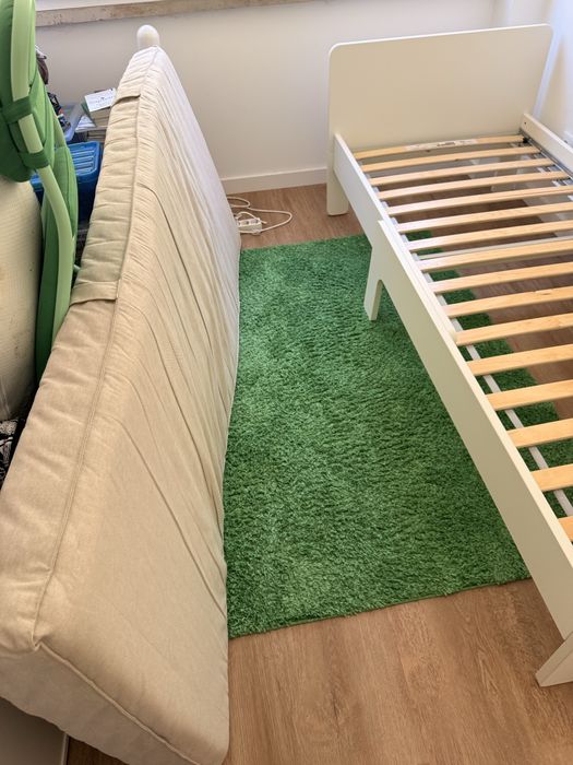 Cama infantil ikea em branco com colchão de molas incluido 200x80 com um ano de uso.