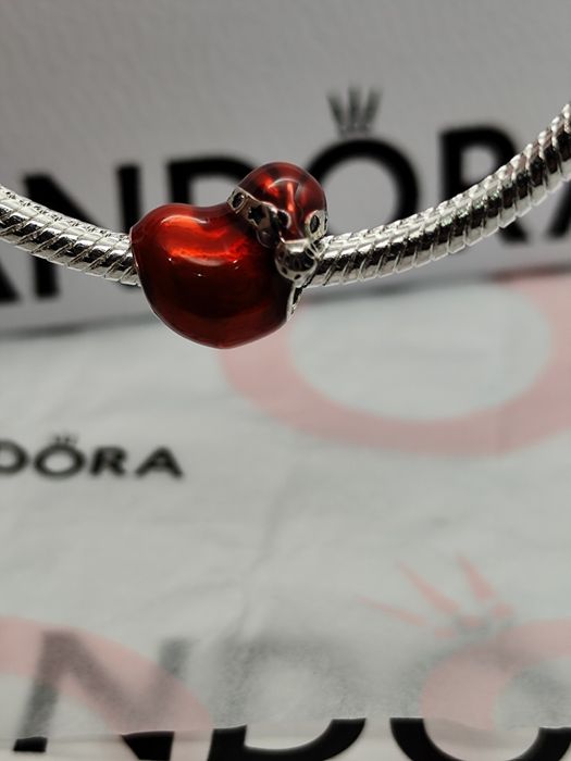 Conta coração com gorro da Pandora