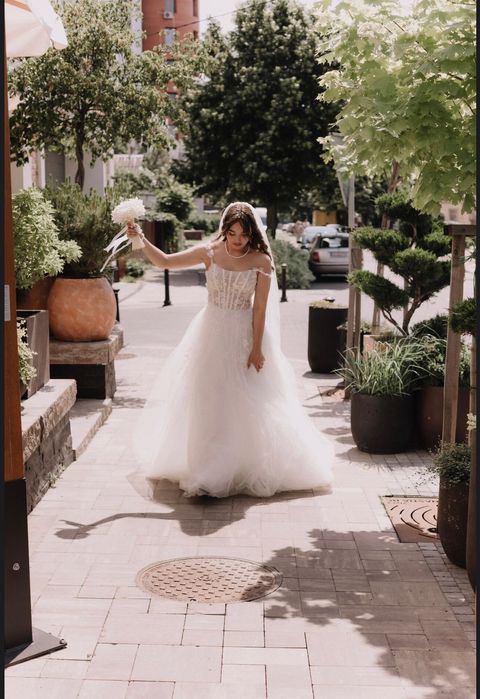 Продам ніжну весільну сукню)