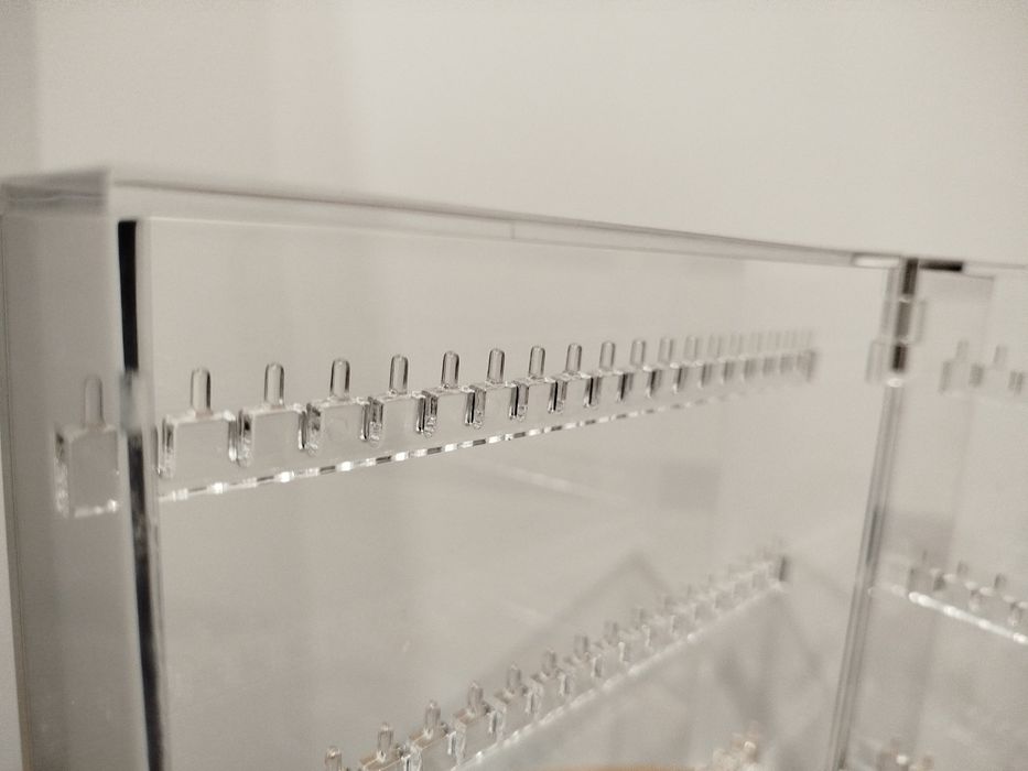 Zamykany stojak na biżuterię z przeźroczystej plexi