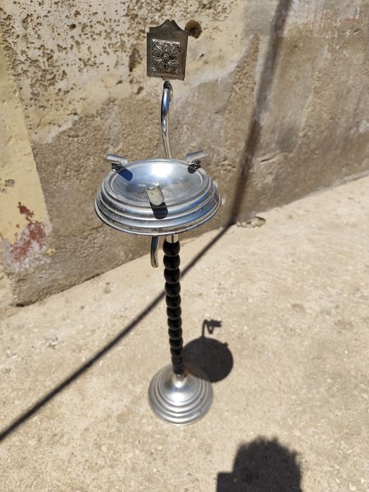 Cinzeiro de pé alto