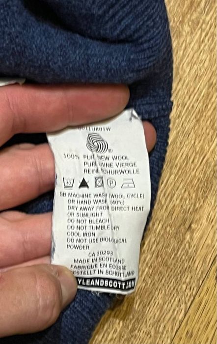 Продам джемпер з V-подібним вирізом від бренду Lyle Scott