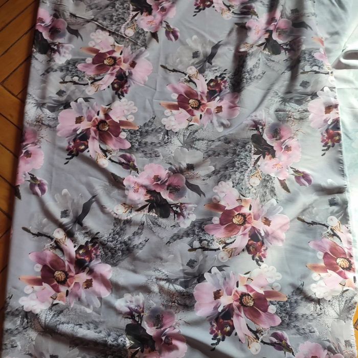 Супер софт. Тканина тонка, але міцна, майже не минеться.