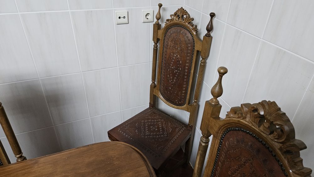 Mesa de sala de jantar e 8 cadeiras