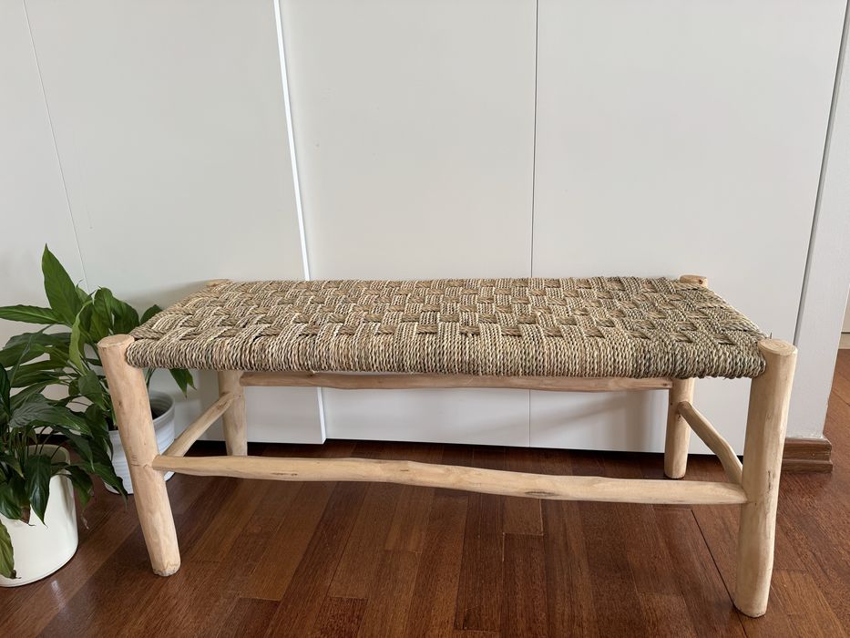 Banco de madeira maciça trançada, artesanato marroquino