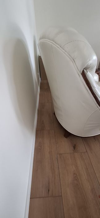 2 fotele perłowe białe skóra+drewno