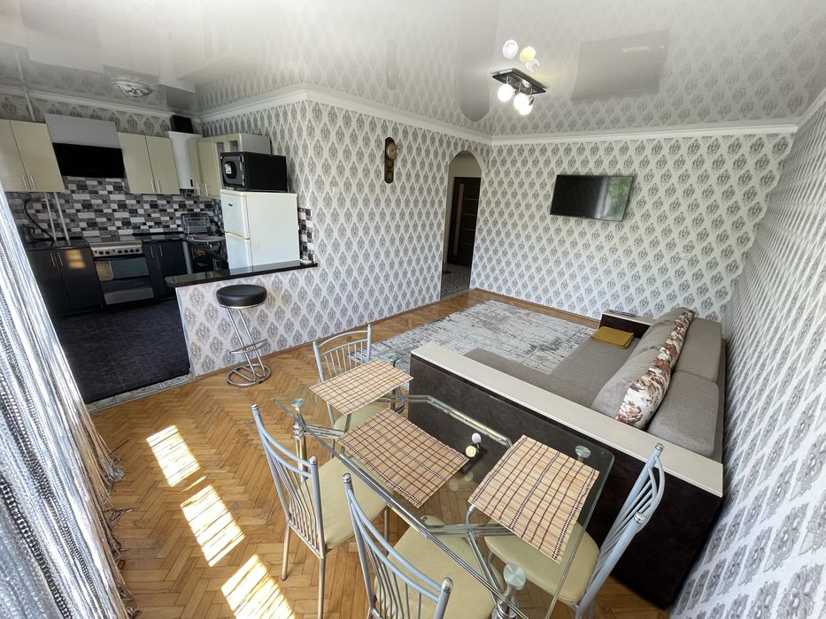 Подобова (посуточно) оренда квартири(центр, біля фонтана) вул.Миру 29.