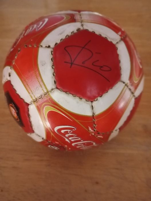 Bola pequena da Coca Cola, alusiva ao  Euro 2004.