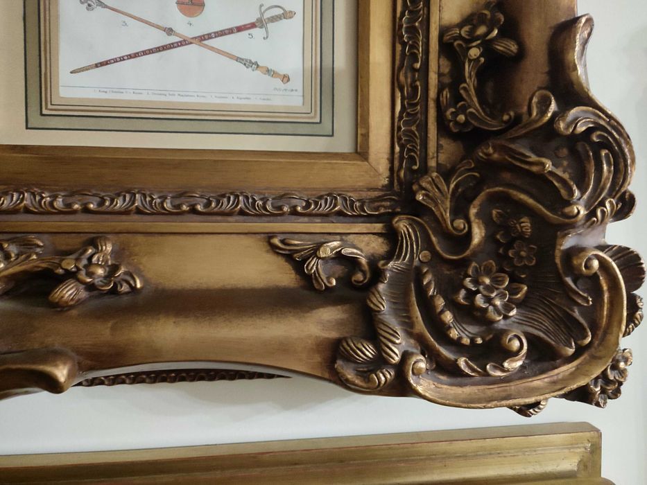 Quadro dourado com moldura trabalhada