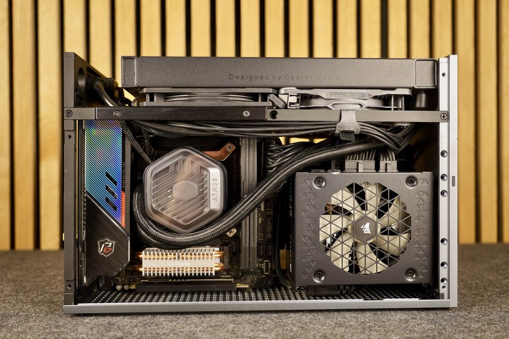 SFF Pro Workstation 10L: FormD T1 | i9-14900K | RTX 4080 Super | 96GB RAM | Thunderbolt 4