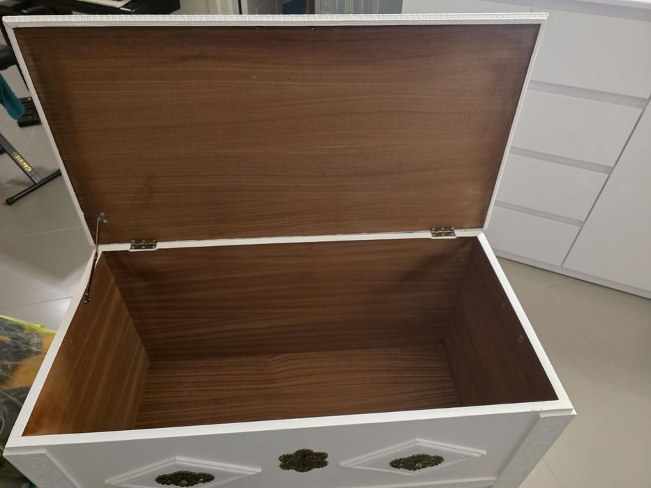 Baú / Arca em madeira / Mala de enxoval, lacada.