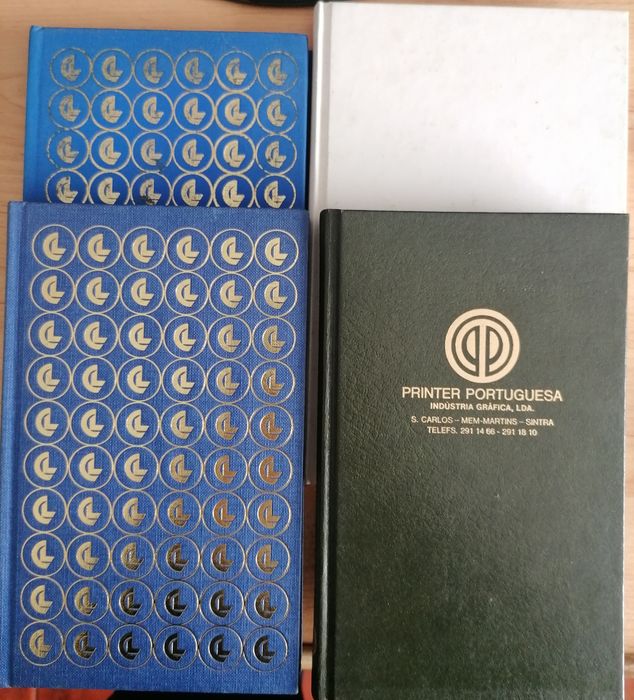 Vários livros de notas, agendas anuais