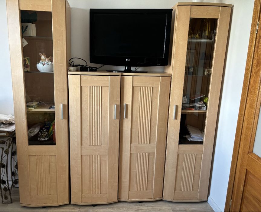 Komody , witrynki podswietlane - komplet