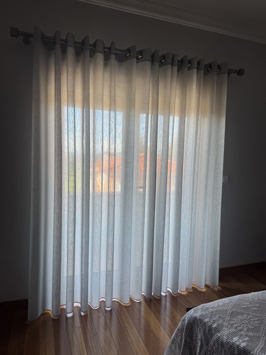 Cortina cinzenta com argolas de aço