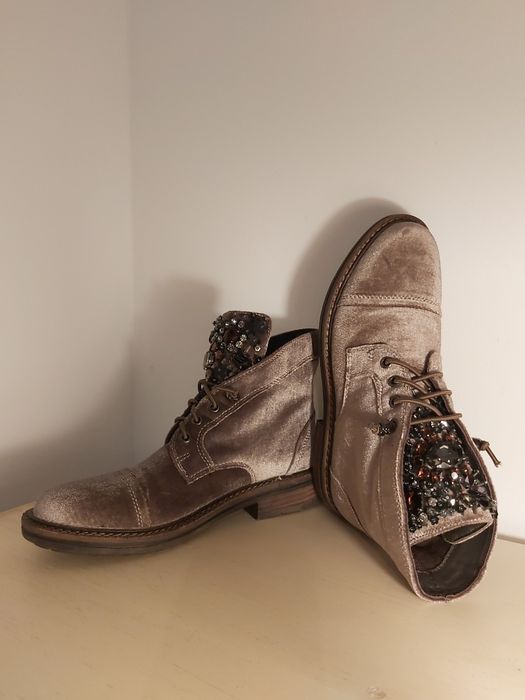 Botins de veludo de cor nude