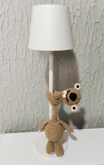 Оригінальна в’язана іграшка з кумедним характером та великими виразним