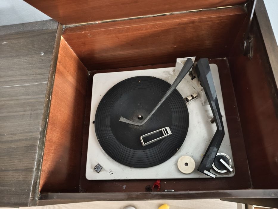 Aparador rádio/gira discos antigo