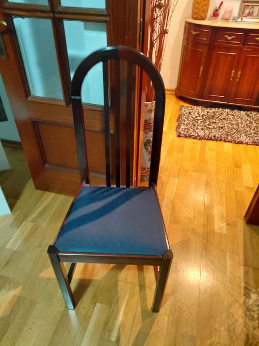 Mobilia mesa de saia com 4 cadeiras de mogno