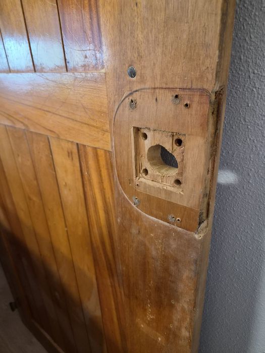 Vende-se porta de entrada