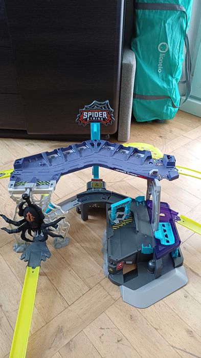 Tor dla samochodów Metal machines Pająk Hot wheels