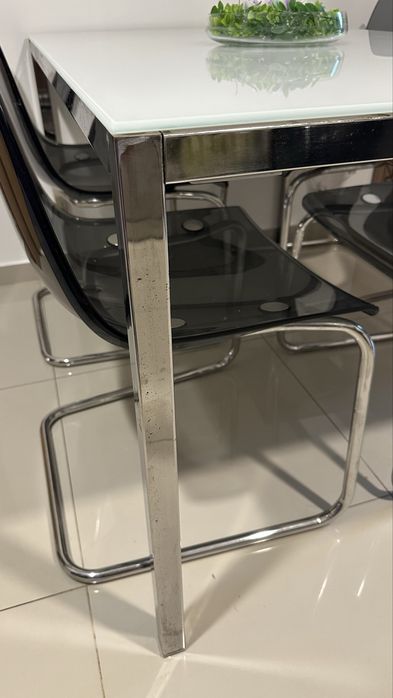 Mesa de tampo branco de vidro mais 4 cadeiras