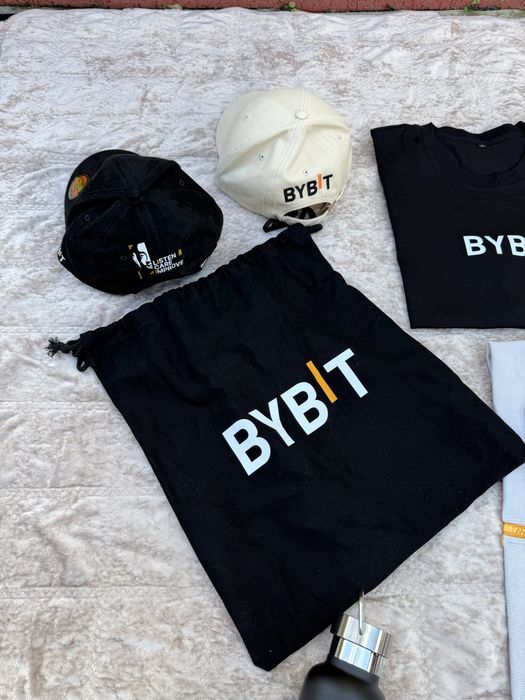 Новий оригінальний мерч BYBIT: худі, футболки, кепки, термос, шопер