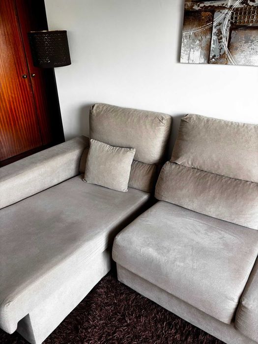 Sofá com chaise longue e arrumação