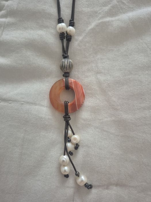 Colar com pedra e pérolas