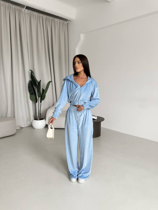 Жіночий спортивний костюм