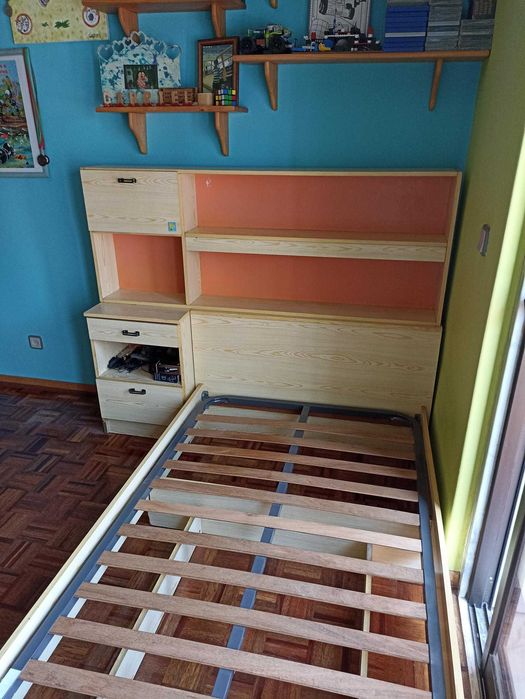 Cama de corpo e meio com móvel e cabeceira