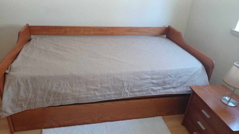 Vendo cama, com gavetão, + 1 colchão