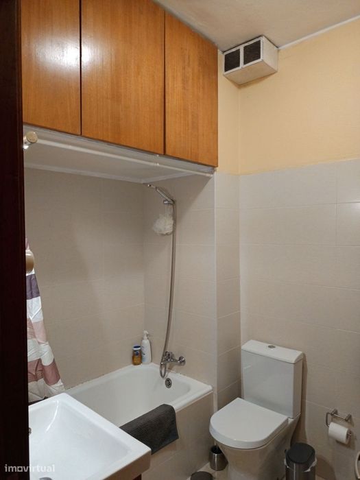 Apartamento T3 , na zona do Bonfim, com lugar de garagem e elevador.