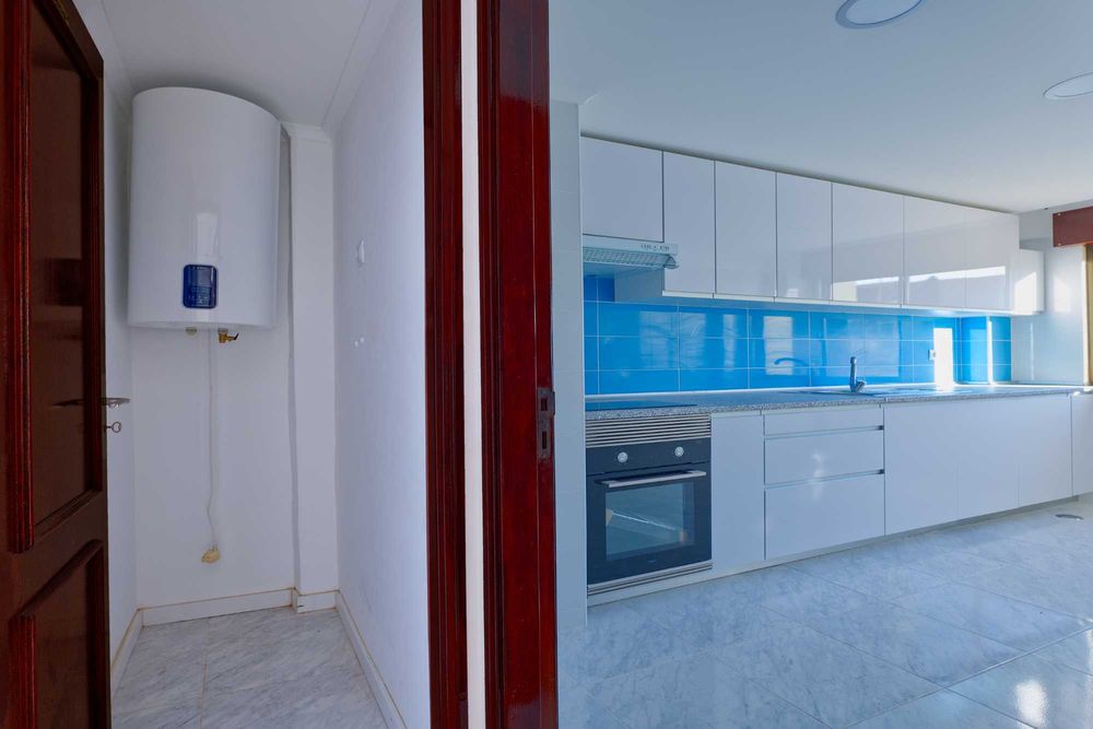 Amadora T2 _ 3 ass1º Andar com garagem ( BOX) totalmente renovado